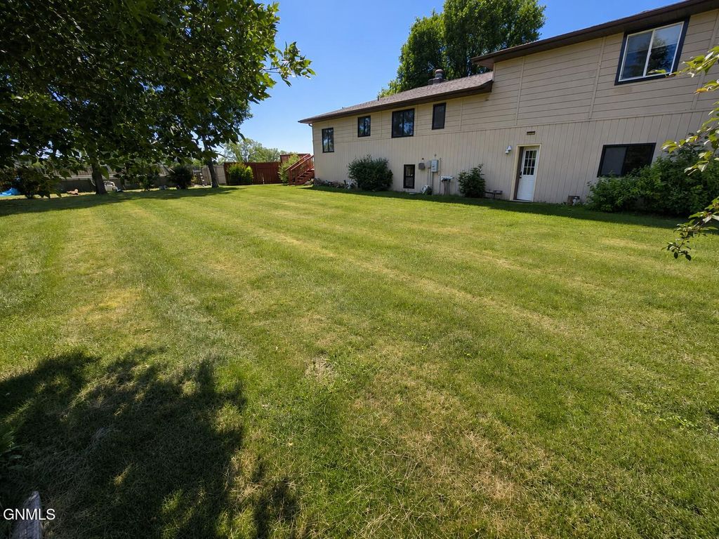 818 Mannhaven Street, Hazen, ND 58545 photo 4