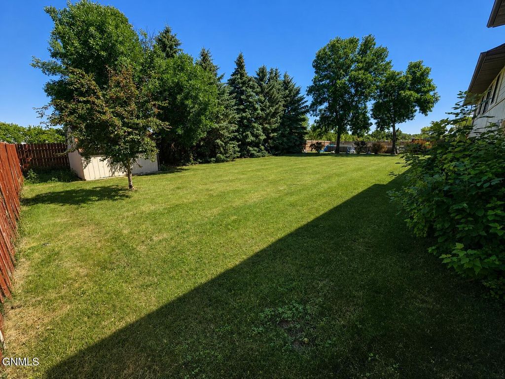 818 Mannhaven Street, Hazen, ND 58545 photo 5