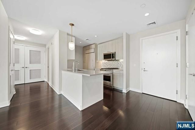 1200 Ave At Port Imperial 603, Weehawken, NJ 07086