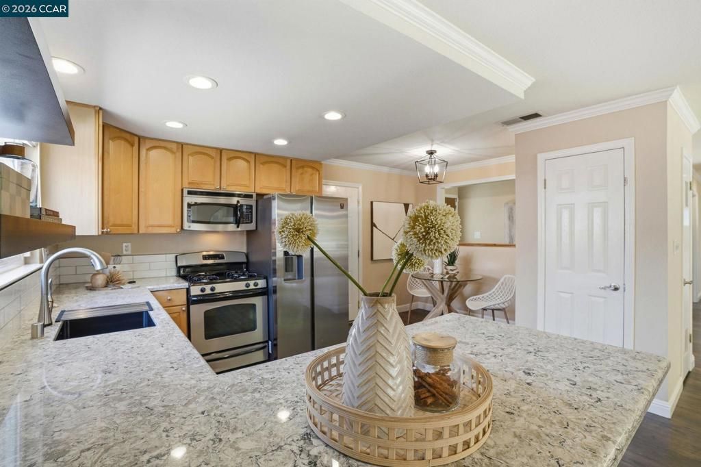Image 11 of property listing at 2103 Deerwood Dr., Martinez, CA 94553