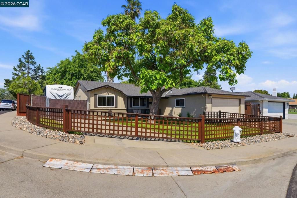 Image 2 of property listing at 2103 Deerwood Dr., Martinez, CA 94553
