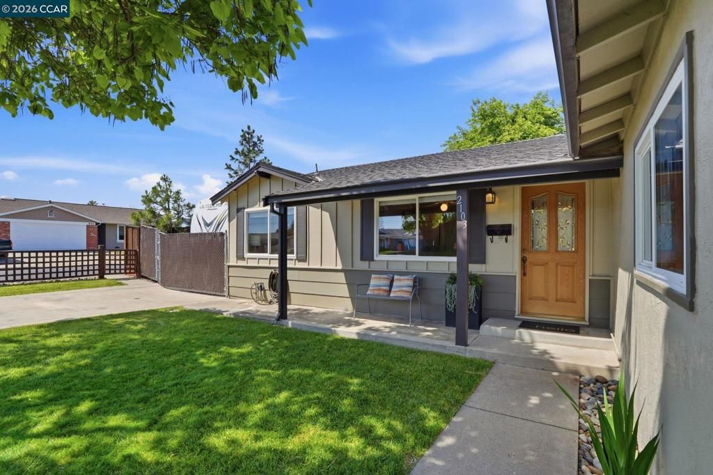 Image 3 of property listing at 2103 Deerwood Dr., Martinez, CA 94553