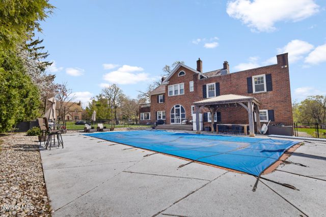 3416 Bancroft Street, Ottawa Hills, OH 43606