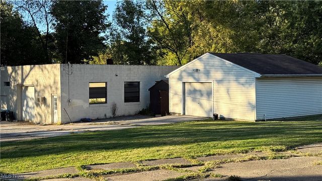 1414 Niles Cortland Road, Niles, OH 44446