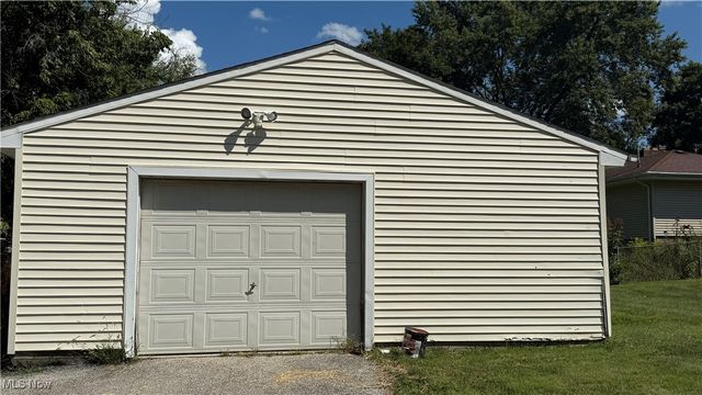 1414 Niles Cortland Road, Niles, OH 44446