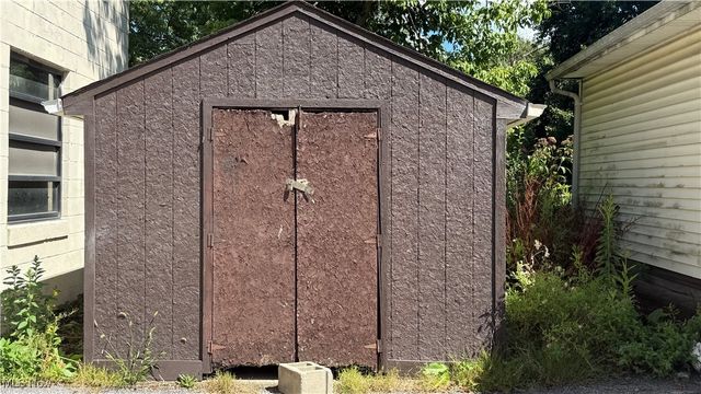 1414 Niles Cortland Road, Niles, OH 44446