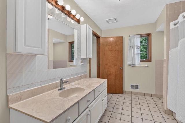 22216 E Ave N, Pennfield Twp, MI 49017