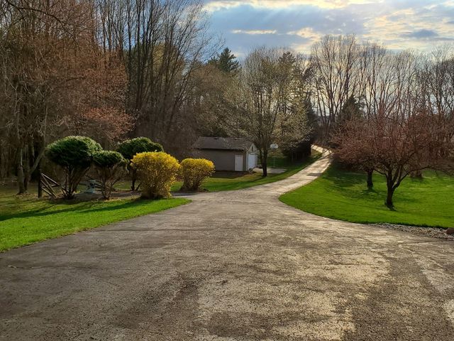 22216 E Ave N, Pennfield Twp, MI 49017