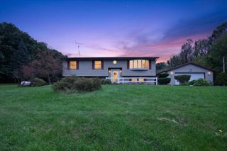 22216 E Ave N, Pennfield Twp, MI 49017