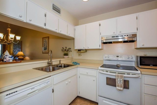 437 CERROMAR LANE 519, Venice, FL 34293