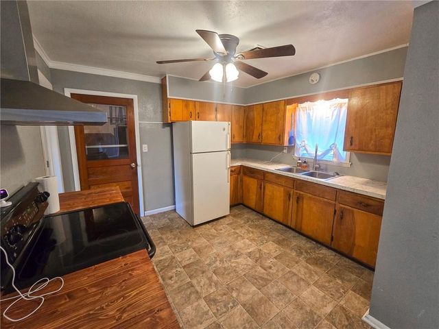 103 S Hyde Street, Windsor, MO 65360