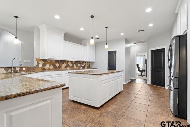 17085 CR 4100, Lindale, TX 75771