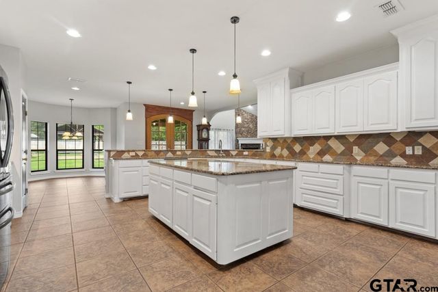 17085 CR 4100, Lindale, TX 75771