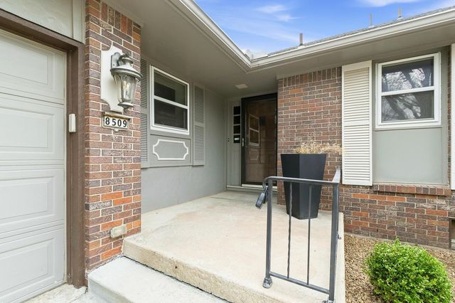 8509 E Lockmoor Cir, Wichita, KS 67207