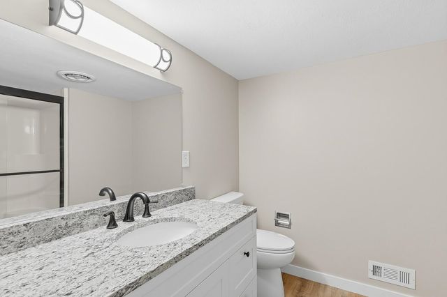 8509 E Lockmoor Cir, Wichita, KS 67207