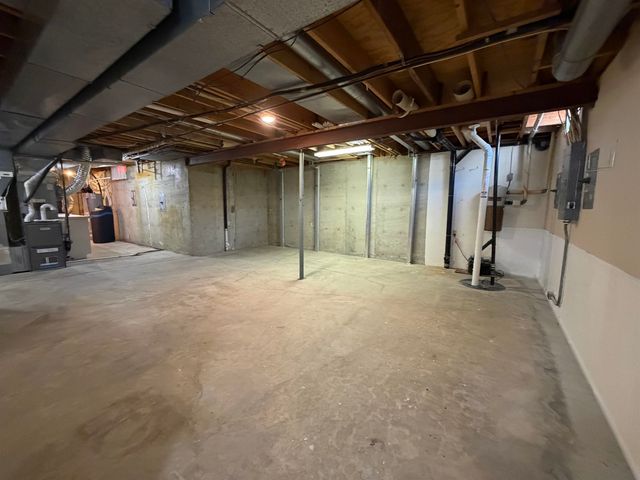 8509 E Lockmoor Cir, Wichita, KS 67207