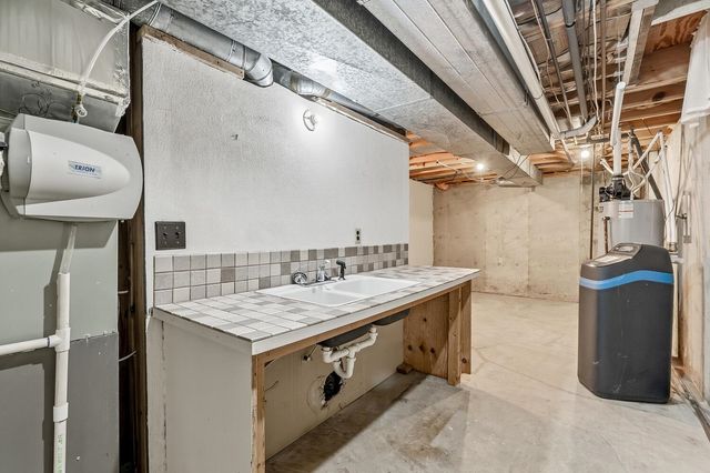 8509 E Lockmoor Cir, Wichita, KS 67207