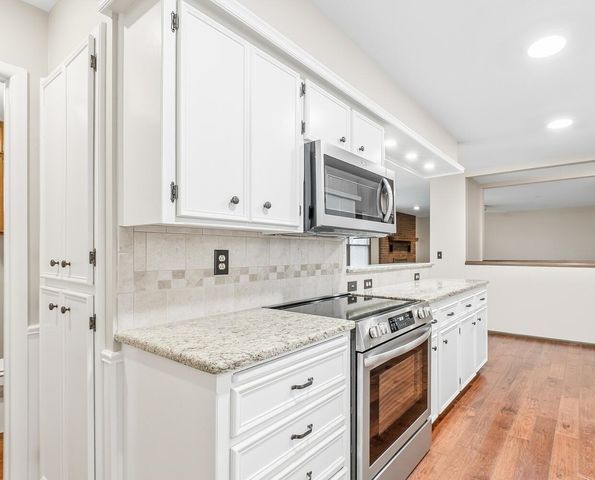 8509 E Lockmoor Cir, Wichita, KS 67207