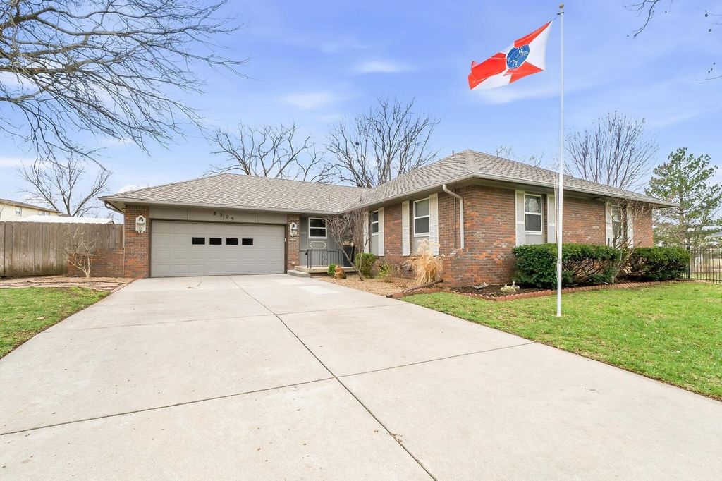 8509 E Lockmoor Cir, Wichita, KS 67207