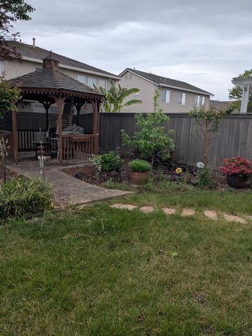 9840 Waterfowl Dr, Elk Grove, CA 95757