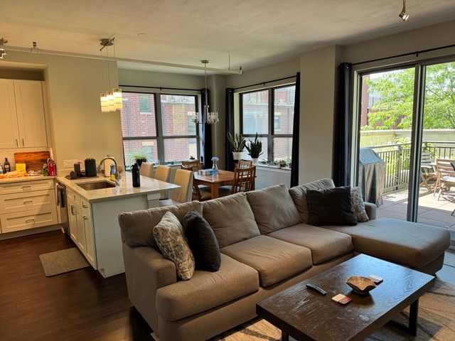437 W Division Street 311, Chicago, IL 60610