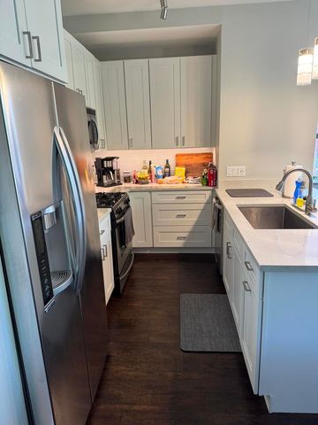 437 W Division Street 311, Chicago, IL 60610