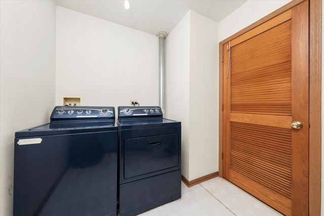 923 E SAVANNAH Drive, Romeoville, IL 60446