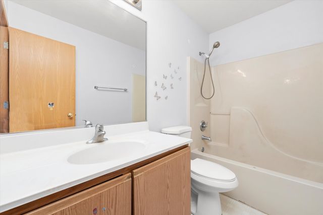 923 E SAVANNAH Drive, Romeoville, IL 60446