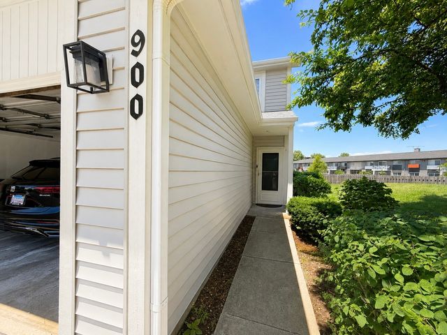 900 Ashley Court, Westmont, IL 60559