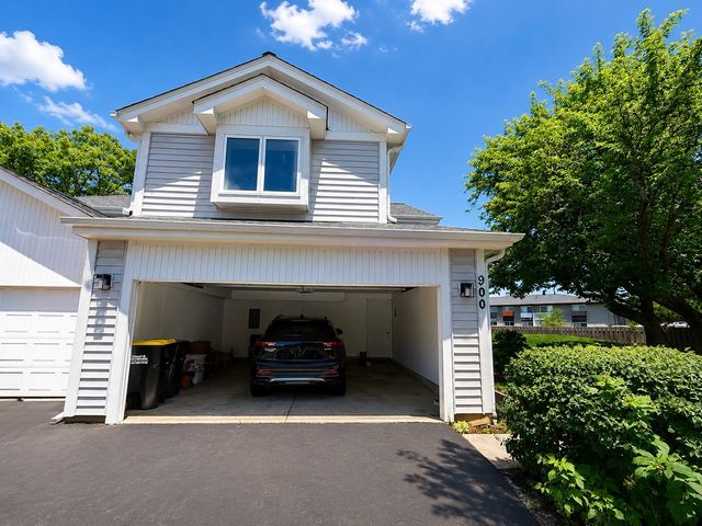 900 Ashley Court, Westmont, IL 60559