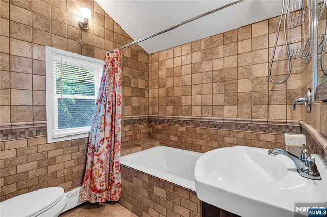 40 Kingsland Road, West Milford, NJ 07421