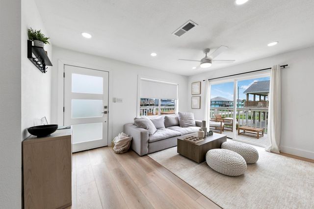 971 Mary Ann, Crystal Beach, TX 77650