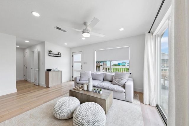971 Mary Ann, Crystal Beach, TX 77650