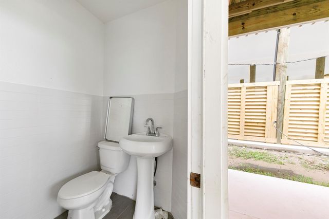 971 Mary Ann, Crystal Beach, TX 77650