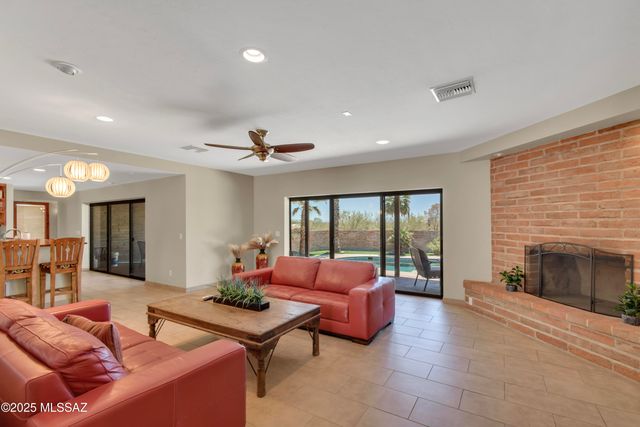 1300 E Vía Entrada, Tucson, AZ 85718