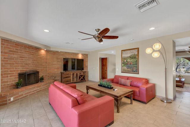 1300 E Vía Entrada, Tucson, AZ 85718