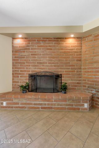 1300 E Vía Entrada, Tucson, AZ 85718