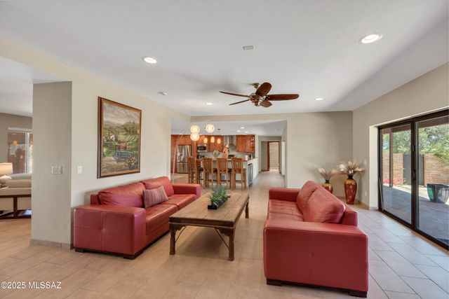 1300 E Vía Entrada, Tucson, AZ 85718