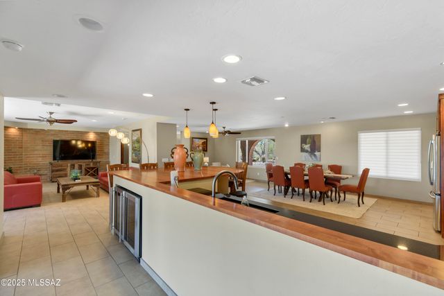 1300 E Vía Entrada, Tucson, AZ 85718