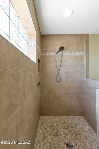 1300 E Vía Entrada, Tucson, AZ 85718