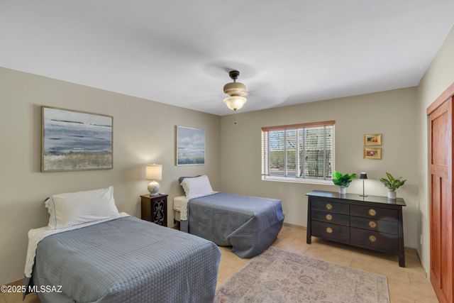 1300 E Vía Entrada, Tucson, AZ 85718