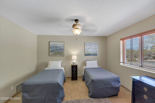 1300 E Vía Entrada, Tucson, AZ 85718