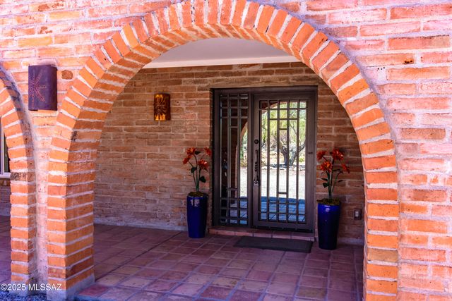 1300 E Vía Entrada, Tucson, AZ 85718