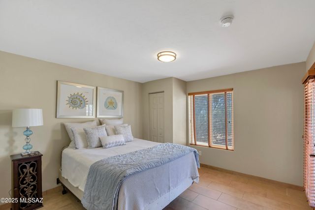 1300 E Vía Entrada, Tucson, AZ 85718