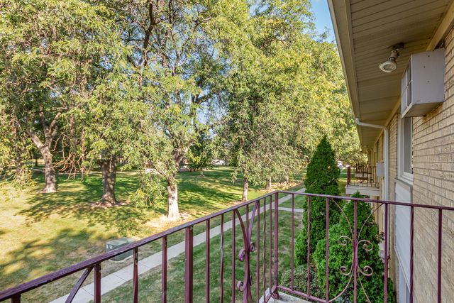 5740 Concord Lane 12, Clarendon Hills, IL 60514