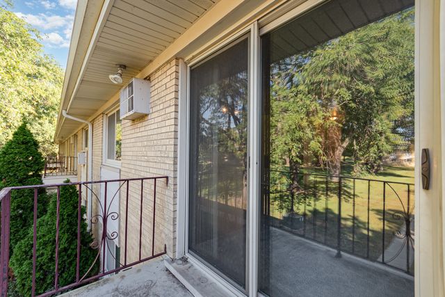 5740 Concord Lane 12, Clarendon Hills, IL 60514