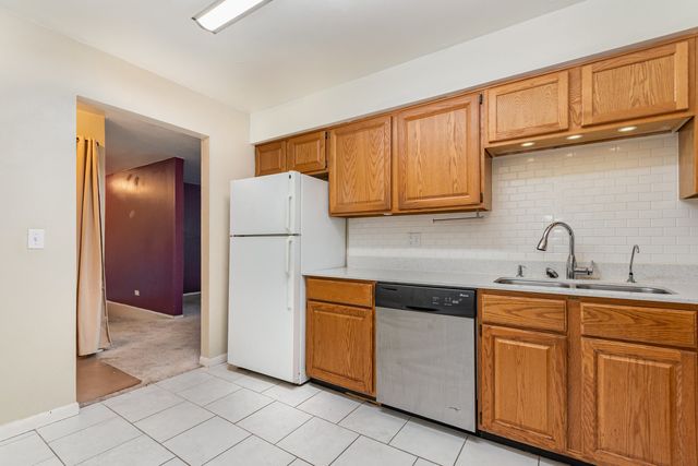 5740 Concord Lane 12, Clarendon Hills, IL 60514