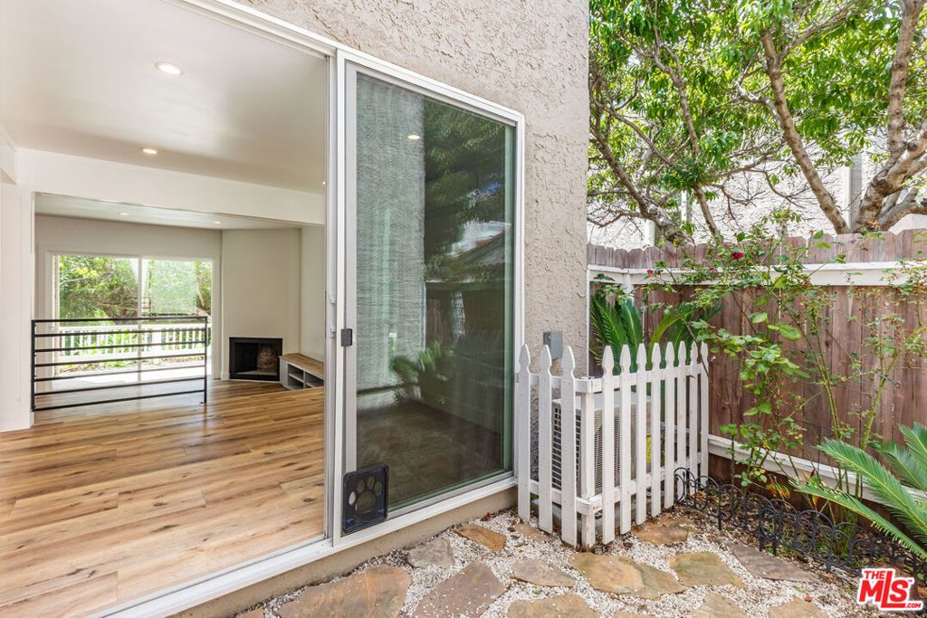 Image 12 of property listing at 28368 Rey De Copas Lane, Malibu, CA 90265