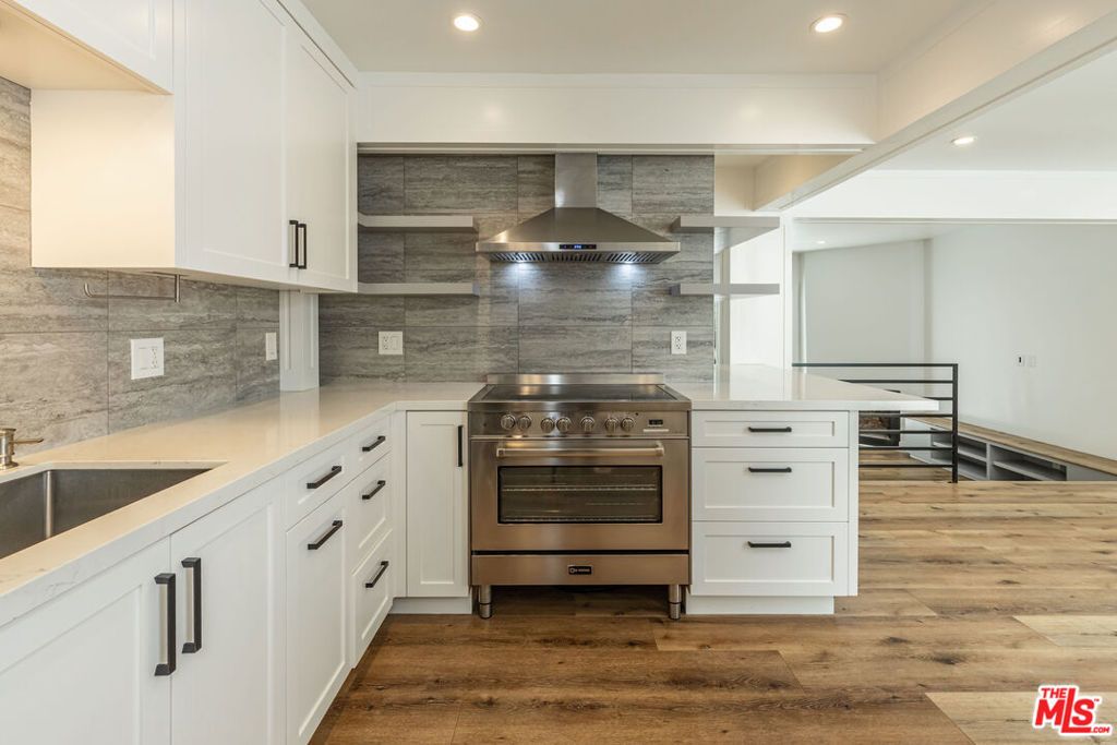 Image 15 of property listing at 28368 Rey De Copas Lane, Malibu, CA 90265
