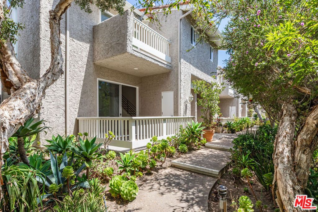 Image 2 of property listing at 28368 Rey De Copas Lane, Malibu, CA 90265
